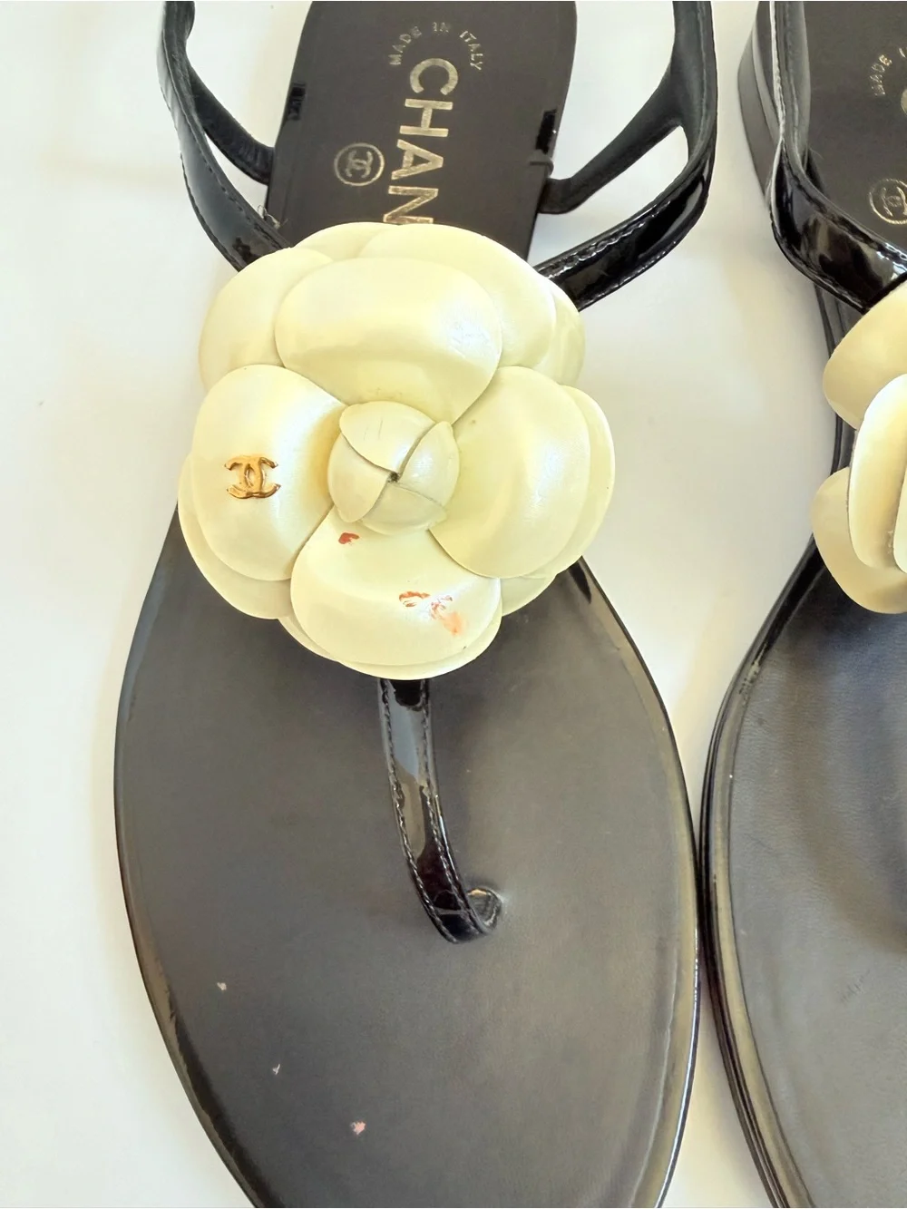 CHANEL Black Patent Leather Ivory Camellia Flower Flat Thong Sandals EU 37.5